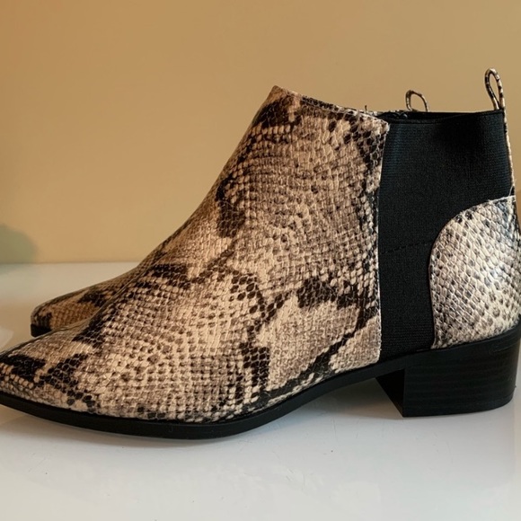 COPY - FAUX SNAKESKIN ANKLE BOOTIES - Picture 5 of 7